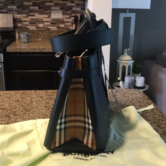 Sold on ♏️ NWT Burberry Medium Banner - Picture 3 of 8